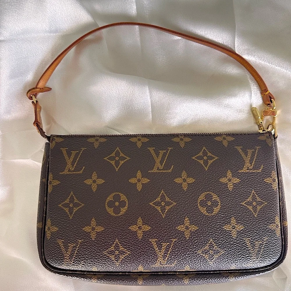 Louis Vuitton Monogram Canvas pochette Shoulder Bag